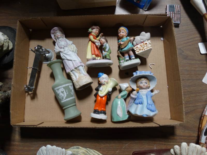 lot 10618 image: Lot of Porcelain Home Decor