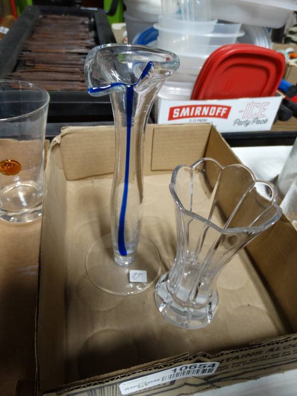 lot 10654 image: 2 Glass Vases
