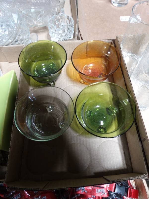 lot 10658 image: Set of 4 Decorative Glass Dishes