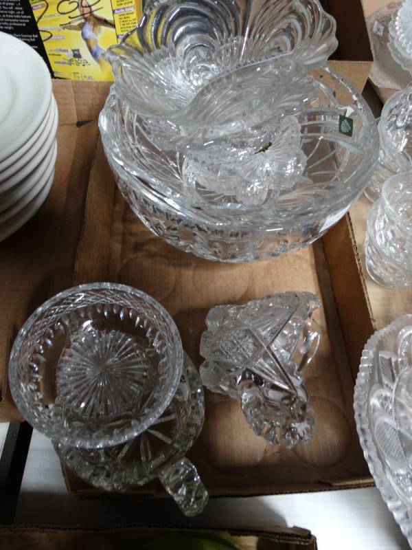 lot 10661 image: Lot of Crystal Glassware