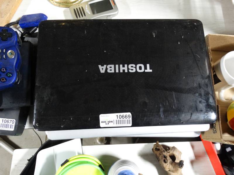 lot 10669 image: Lot of 3 Toshiba Laptops