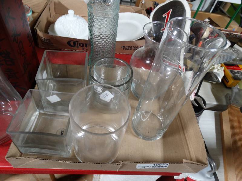 lot 10673 image: 10 Glass Vases