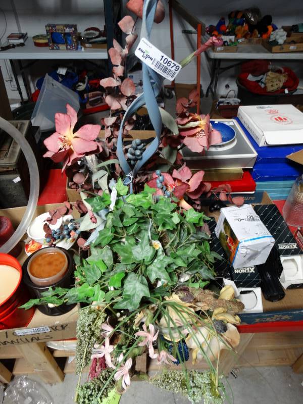 lot 10679 image: Lot of 2 Floral Home Decorations