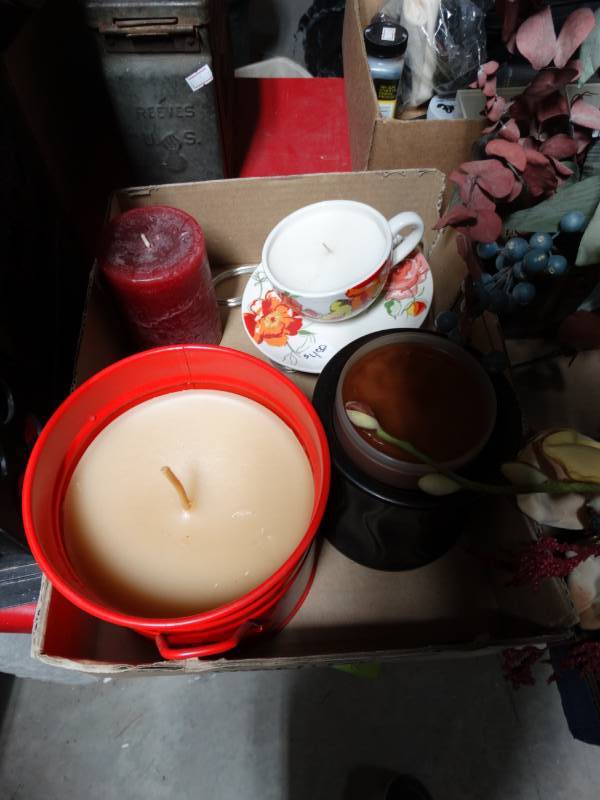 lot 10680 image: Lot of 4 Candles