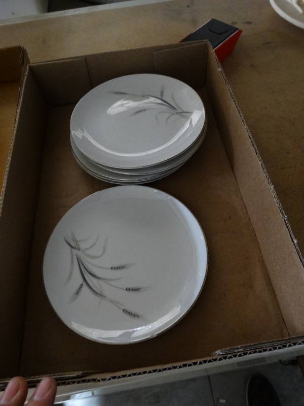 lot 10704 image: 7 Piece Kaysons Fine China Set