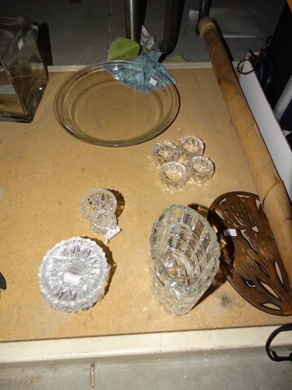 lot 10706 image: Lot of 12 Pieces of Cut Glass