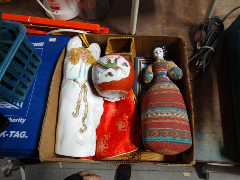 lot 10712 image: Box of Home Decorations