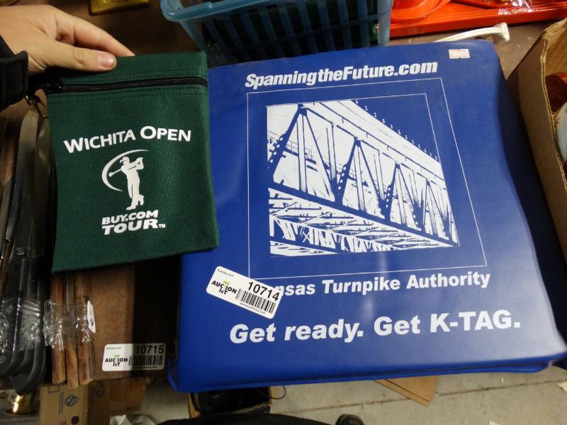 lot 10714 image: Small Golf Bags w Seat Pads