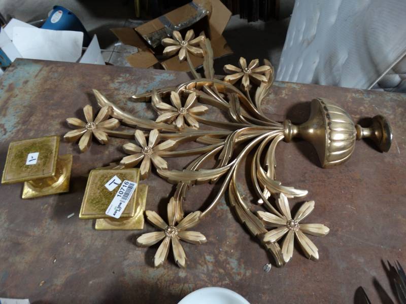 lot 10716 image: 3 Pieces of Home Decor