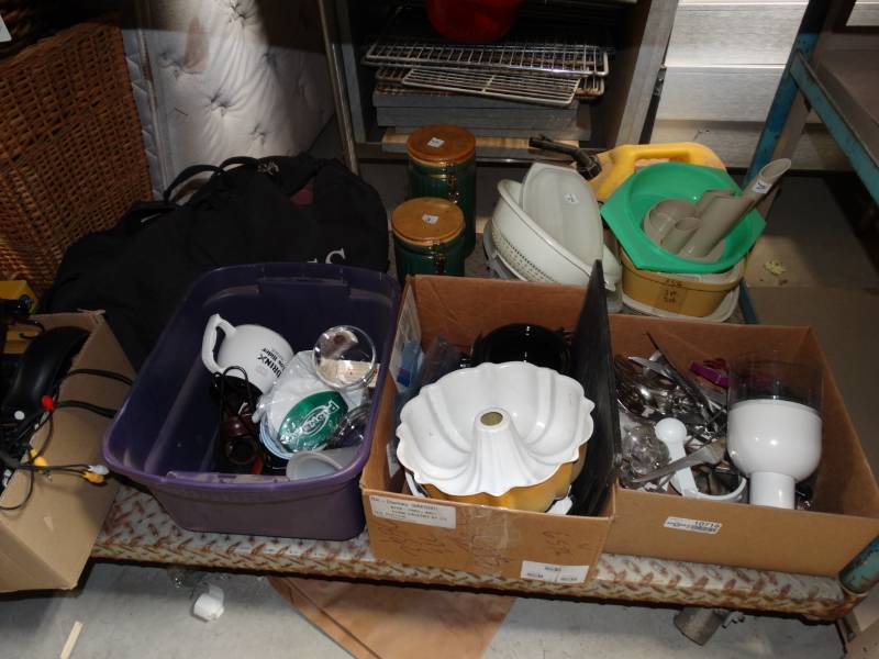 lot 10718 image: Lot of Kitchenwares