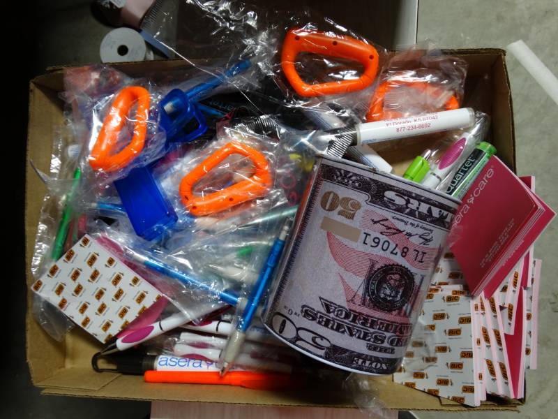 lot 10733 image: Lot of Pens and Sticky Notes