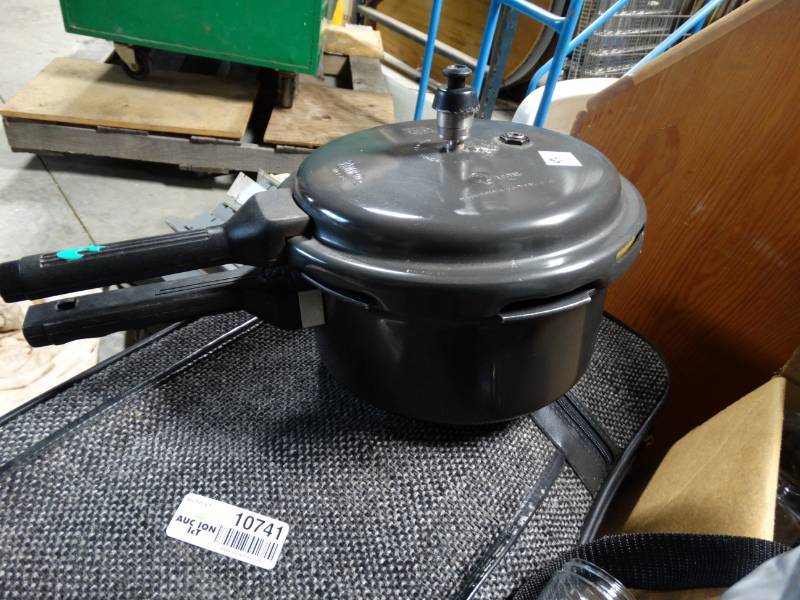 lot 10740 image: Lot of Pressure Cooker and Dishware