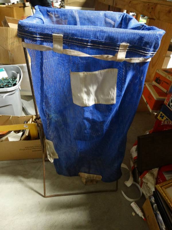 lot 10584 image: Laundry Hamper