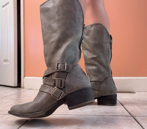 lot 5505 image: MADDEN  GIRL WOMENS GRAY  DAKOTA BACK ZIP TRIPLE BUCKLE BOOTS   SZ 8.5M