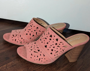 lot 5605 image: American Eagle laser-cut pink block heel mules featuring a stacked wooden heel (Size 9)