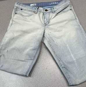 lot 5656 image: Light-wash denim jeans from the Gap 1969 collection, featuring a low or mid-rise waist with a classic 5-pocket construction, copper-tone button hardware (Size 298)