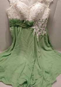 lot 3332 image: Green Silk Evening Gown with White Lace Applique - Size 16 plus