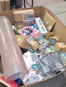 lot 71 image: Mixed Wholesale Lot of Assorted Consumer Goods  - Retail $799