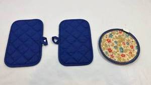 lot 145 image: Kitchen Pot Holders Set with Floral Trivet