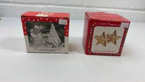 lot 147 image: Santa and Christmas Tree Salt & Pepper Shaker Set