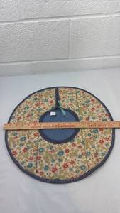 lot 161 image: Floral Pattern Round Decorative Wall Hanging