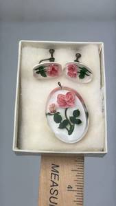 lot 9 image: Pink Rose Lucite Jewelry Set