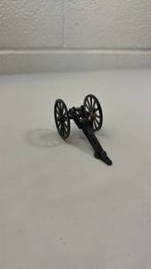 lot 98 image: Civil War Era Miniature Field Cannon Model