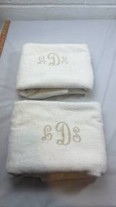 lot 193 image: Monogrammed White Bath Towel Set