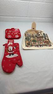 lot 199 image: Christmas Kitchen Textiles Set - Santa Oven Mitt and Decorated Towel