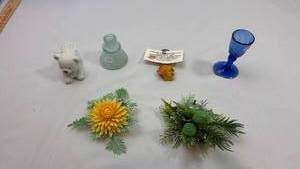 lot 253 image: Mixed Collectibles Lot - Glass, Figurine, Floral Pieces