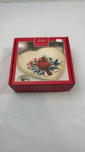 lot 256 image: Lenox Winter Greetings Heart Candy Dish