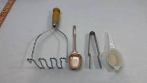 lot 260 image: Kitchen Utensil Set with Potato Masher