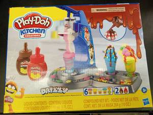 lot 1099 image: Play-Doh Kitchen Creations Ice Cream Playset - Retail $15