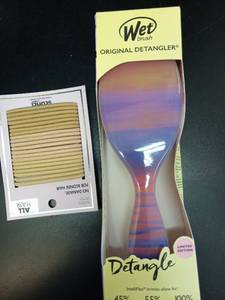 lot 1101 image: Wet Brush Limited Edition Detangler Set with Blonde Hair Ties - Retail $15