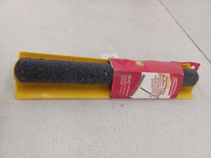 lot 25847 image: Rubbermaid Driveway Roller Coater, 20 Inch
