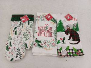 lot 25873 image: Holiday Hand Towels And 1 Oven Mit