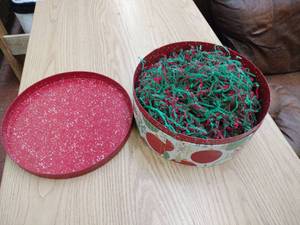 lot 59008 image: Christmas Gift Box - Retail $0