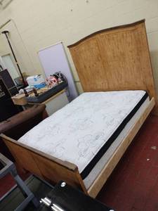 lot 59018 image: Wind Creek Oak Wood Platform Bed Frame with Curved Headboard - Queen - Retail $150