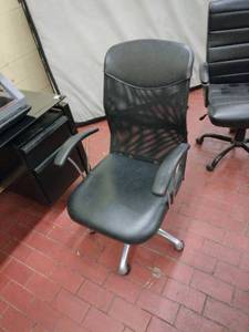 lot 59021 image: Black Leather and Mesh Executive Office Chair - Retail $75