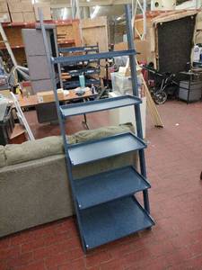 lot 59036 image: 5-tier ladder bookcase - Retail $0