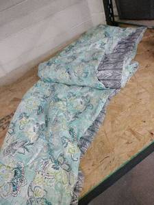 lot 20444 image: Reversible Quilted Comforter