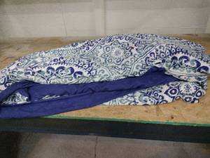 lot 20445 image: Reversible Quilted Comforter