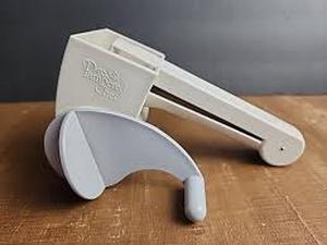 lot 20486 image: The Pampered Chef handheld rotary grater