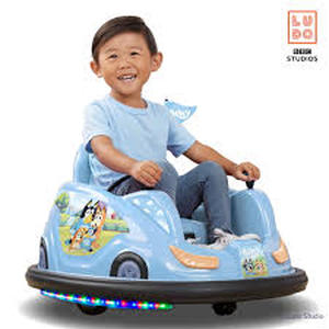 lot 20518 image: Bluey 6V Bumper Car ride-on toy by Flybar