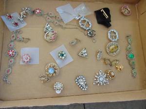 lot 3663 image: Selection of Costume Jewelry