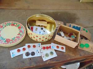 lot 3665 image: Selection of Buttons on Cards - in Tin