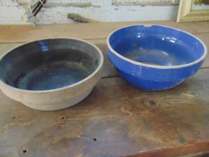 lot 3669 image: Pair of Crock Bowls - See chip in Blue Bowl