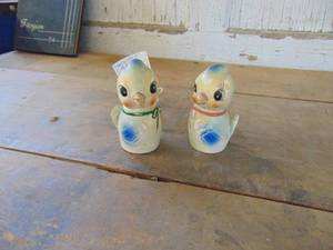 lot 3686 image: Pair of Mechanical Shakers - Made in Japan 
