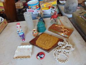 lot 3719 image: Costume Jewelry - Decor and Figurines