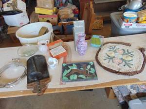 lot 3729 image: Tapestry Toilet seat cover - Vase and Decor
